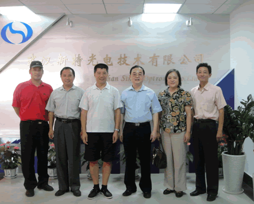 湖北省僑聯(lián)主席李磐帶領(lǐng)羅連運(yùn)副巡視員、汪純蓮部長、王家橋主任等來我司考察