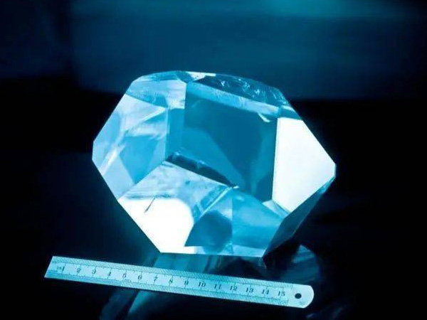 LBO晶體的 10 個基本方面：其特性、應(yīng)用和制造的詳細指南