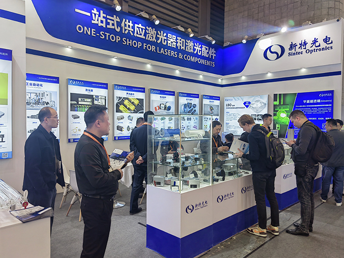 新特光電工作人員態(tài)度熱情、專業(yè)、耐心地向觀眾們講解產(chǎn)品的性能參數(shù)
