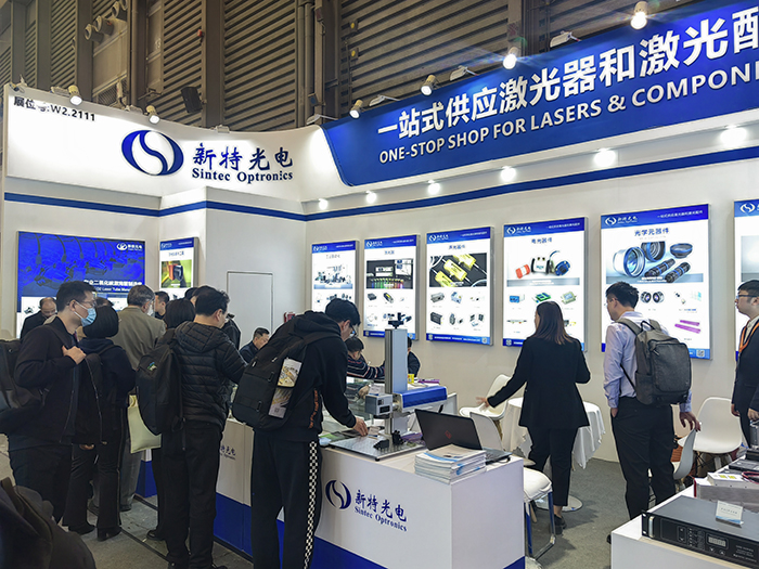 新特光電工作人員態(tài)度熱情、專業(yè)、耐心地向觀眾們講解產(chǎn)品的性能參數(shù)