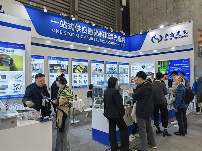 新特光電工作人員態(tài)度熱情、專業(yè)、耐心地向觀眾們講解產(chǎn)品的性能參數(shù)