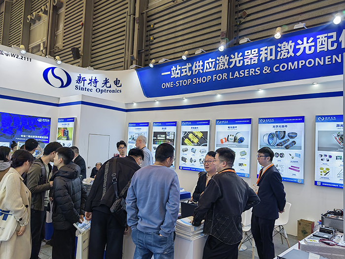 新特光電工作人員態(tài)度熱情、專業(yè)、耐心地向觀眾們講解產(chǎn)品的性能參數(shù)