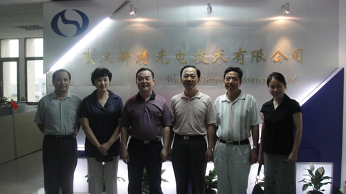 湖北省僑聯(lián)謝余卡主席率領(lǐng)副主席何光源、劉文華、王愛民和副巡視員羅連運(yùn)來新特光電調(diào)研